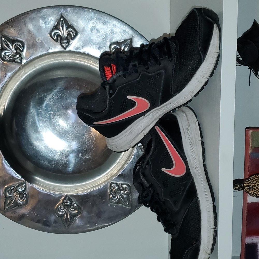 Women's Nike 6.5 black and pink sneakers